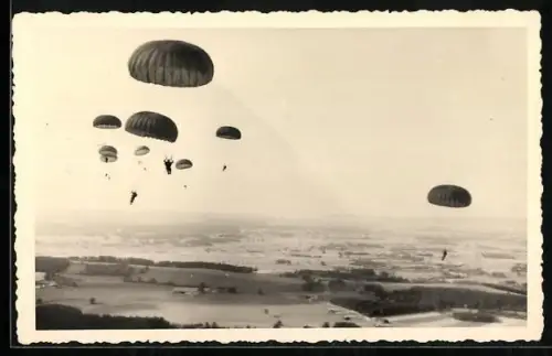 AK Fallschirmjäger im Flug