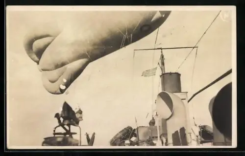 Foto-AK Sperr-Ballon über einem Kriegsschiff