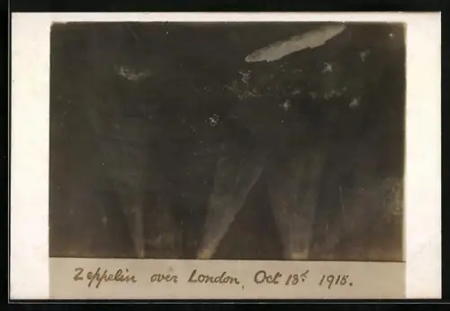 Foto-AK London, Luftangriff durch Zeppelin