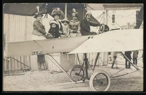 Foto-AK Flugzeug mit Familie an Bord