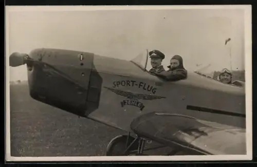 Foto-AK Sport-Flug Jehle, Pilot und Passagiere in einmotorigem Flugzeug, München
