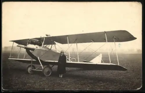Foto-AK Dame vor Flugzeug