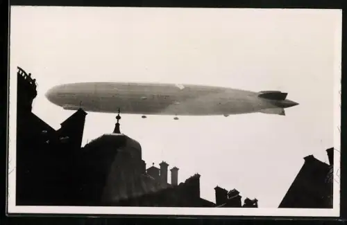 Foto-AK Zeppelin LZ 127 Graf Zeppelin über einer Stadt