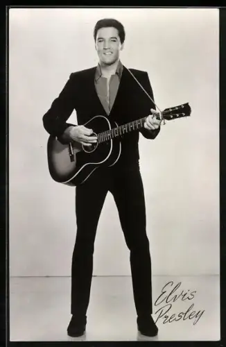 AK Musiker Elvis Presley im Anzug spielt Gitarre