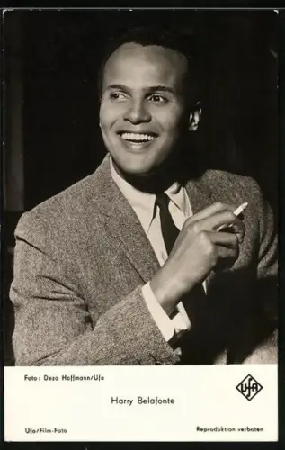 AK Musiker Harry Belafonte mit Zigarette