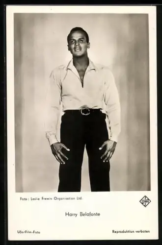 AK Musiker Harry Belafonte mit Hemd posierend