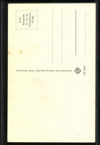 AK Musiker Harry Belafonte mit Hemd posierend