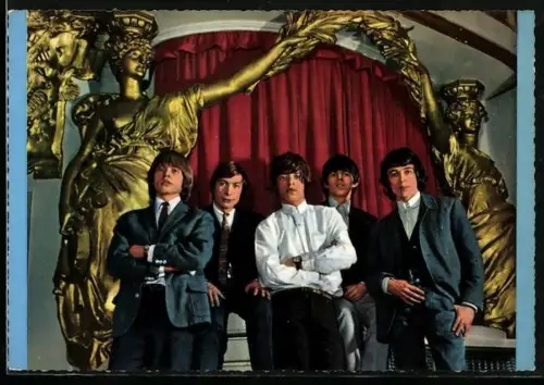 AK Musiker der Band The Rolling Stones in Anzügen posieren neben goldenen Statuen