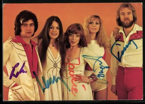 AK Musiker der Band Love Generation in Bühnenkostümen, Autogramme