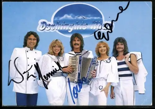 AK Musikgruppe Dschinghis Khan, Gruppenbild mit Akkordeon vor blauem Hintergrund