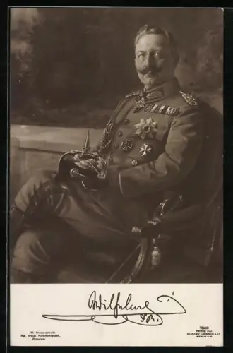 AK Kaiser Wilhelm II. in prunkvoller Uniform mit seiner Pickelhaube im Schoss