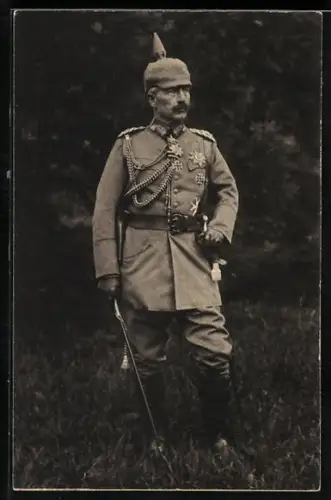 AK Stattlicher Kaiser Wilhelm II. in Uniform und Pickelhaube auf einer Wiese stehend