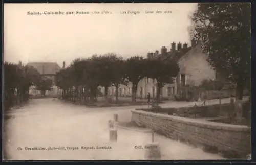 AK Sainte-Colombe-sur-Seine /Côte-d`Or, Les Forges, Cour des cités