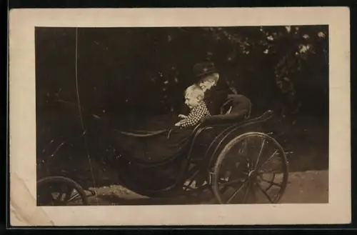 AK Kaiserin Auguste Victoria Königin von Preussen mit Jungen im Wagen
