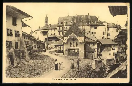 AK Gruyères, La Rue, Strassenpartie im Ortskern