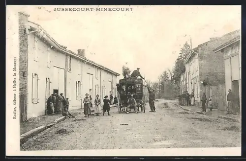 AK Jussecourt-Minecourt, Strassenpartie mit Kutsche und Einwohnern