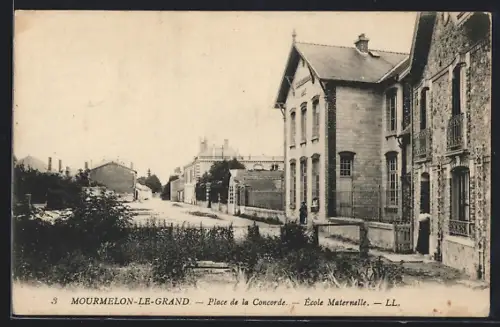 AK Mourmelon-le-Grand, Place de la Concorde, Ecole Maternelle