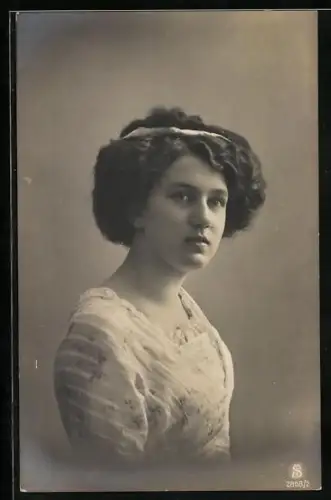 Foto-AK L.J. & F.F. Nr. 2808/2: Fräulein mit moderner Frisur