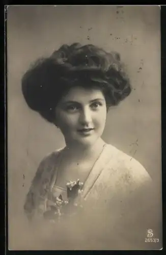 Foto-AK L.J. & F.F. Nr. 2653/3: Fräulein mit zeitgenössischer Frisur