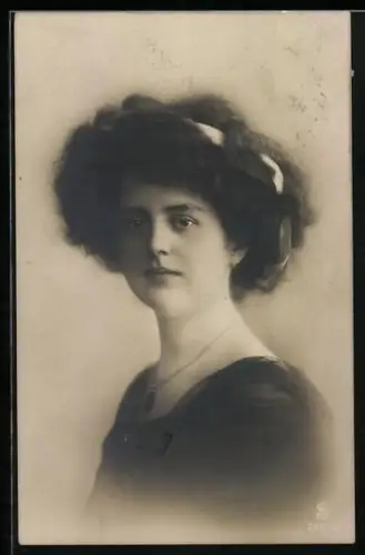 Foto-AK L.J. & F.F. Nr. 2452/2: Fräulein mit moderner Frisur