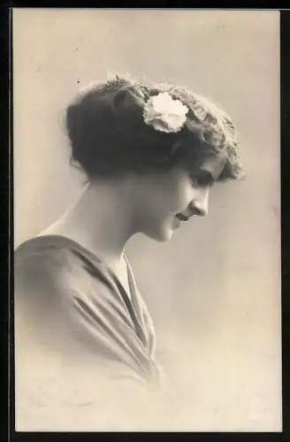 Foto-AK L.J. & F.F. Nr. 3238/3: Fräulein mit Haarschmuck