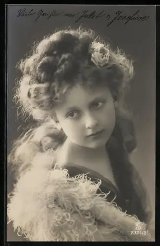 Foto-AK L.J. & F.F. Nr. 2324/2: Fräulein mit Rose im Haar