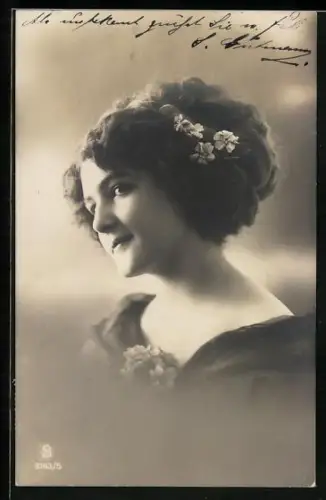 Foto-AK L.J. & F.F. Nr. 3143/5: Fräulein mit Blumen im Haar