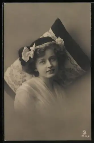 Foto-AK L.J. & F.F. Nr. 2654/6: Fräulein mit Haarschleife