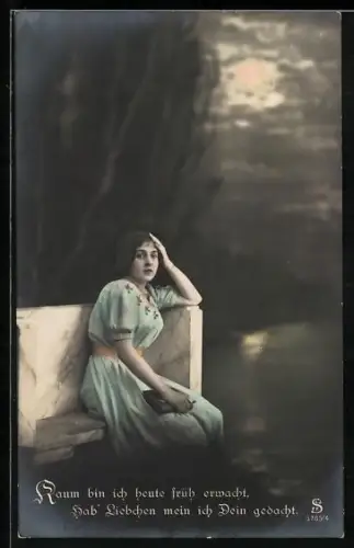 Foto-AK L.J. & F.F. Nr. 3789/4: Fräulein im hellblauen Kleid