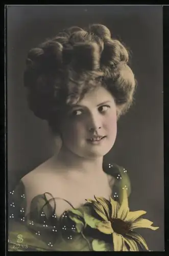 Foto-AK L.J. & F.F. Nr. 2223/3: Fräulein mit Sonnenblume