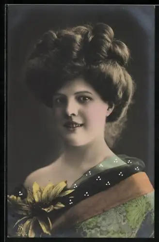 Foto-AK L.J. & F.F.: Nr. 2223 /4, Frau mit Hochsteckfrisur und Blume am Dekolleté