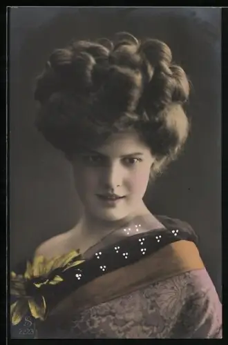 Foto-AK L.J. & F.F. Nr. 2223/1: Junge Frau mit Sonnenblume