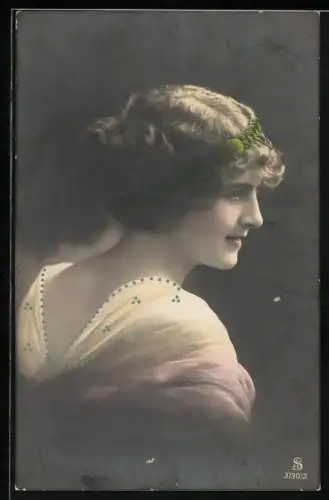 Foto-AK L.J. & F.F. Nr. 3790/2: Junge Frau mit Stirnband