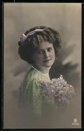 Foto-AK L.J. & F.F. Nr. 30003/5: Fräulein im Kleid mit Blumen
