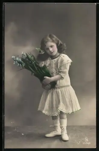 Foto-AK L.J. & F.F. Nr. 3534/3: Mädchen im Kleid mit Blumen