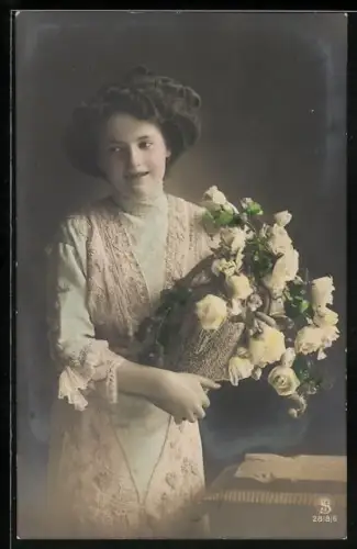 Foto-AK L.J. & F.F. Nr. 2818/6: Fräulein im Kleid mit Rosen