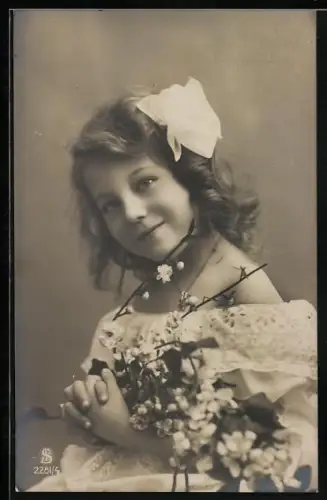 Foto-AK L.J. & F.F. Nr. 2281/4: Junges Mädchen mit Zweigen