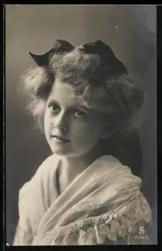 Foto-AK L.J. & F.F. Nr. 2341/5: Junges Mädchen mit Haarschleife
