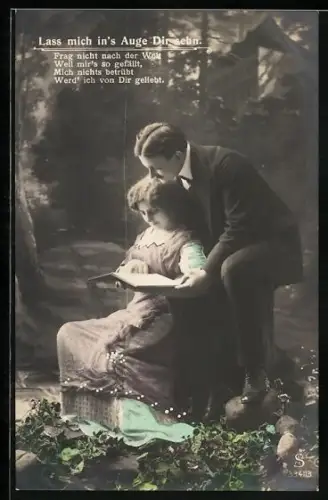 Foto-AK L.J. & F.F. Nr. 3341/3: Lass mich in`s Auge Dir sehn, Frag nicht nach der Welt..., Paar mit Buch