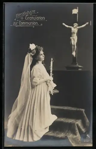 Foto-AK L.J. & F.F. Nr. 2321/2: Junge Frau mit Kerze vor Jesuskreuz, Glückwunsch zur Kommunion