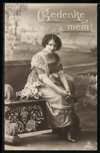 Foto-AK L.J. & F.F. Nr. 8500/3: Junge Frau im Kleid