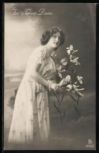 Foto-AK L.J. & F.F. Nr. 2538/5: Fräulein im Kleid mit Blumen