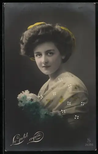Foto-AK L.J. & F.F. Nr. 2435/6: Junge Frau mit Blumen