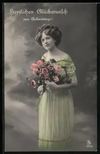 Foto-AK L.J. & F.F. Nr. 3570/1: Fräulein im Kleid mit Rosen, Geburtstagsgruss