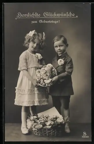 Foto-AK L.J. & F.F. Nr. 3583/3: Kinderpaar mit Blumenkorb, Geburtstagsgruss