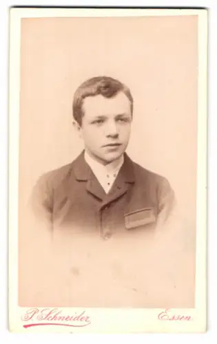 Fotografie P. Schneider, Essen, Kettwigerstrasse 38, Porträt eines jungen Mannes