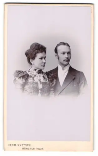 Fotografie Herm. Knetsch, Münster, gegenüber dem Bahnhof, Porträt eines eleganten Paares