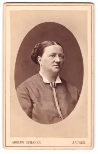 Fotografie Adolph Schaber, Aachen, Damengraben 3, Elegantes Porträt einer Frau