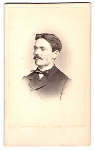 Fotografie L. R. Werner, Amsterdam, Nieuwendijk 201, Porträt eines Mannes mit Brille