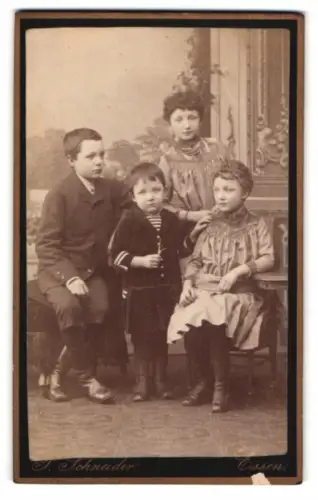 Fotografie P. Schneider, Essen, Kettwigerstrasse 38, Vier Kinder in eleganter Kleidung